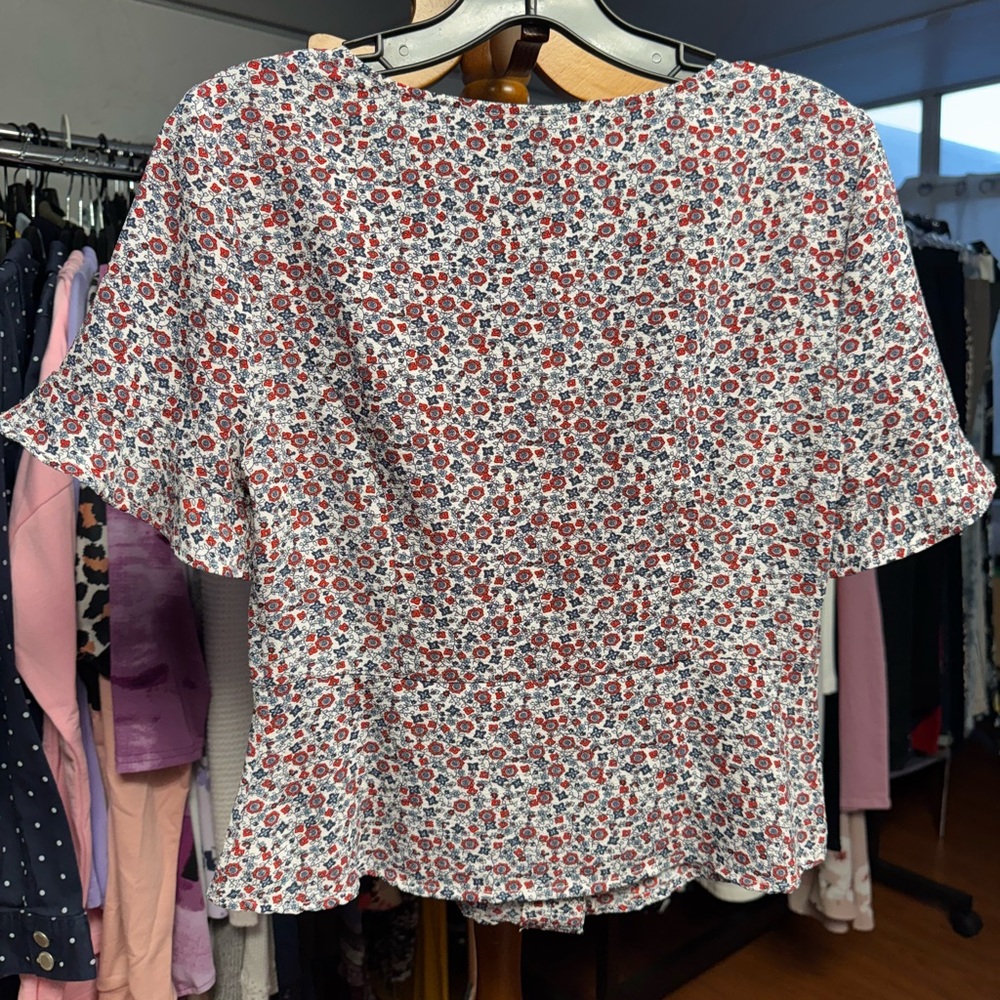 Hooked Up by IOT Red and White Puff Sleeve Blouse - Picture 3 of 4